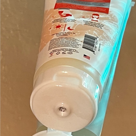 Okay Vitamin C Facial Wash Balances &
Moisturizes Skin Helps Minimize Pores 6 oz - Picture 3 of 9